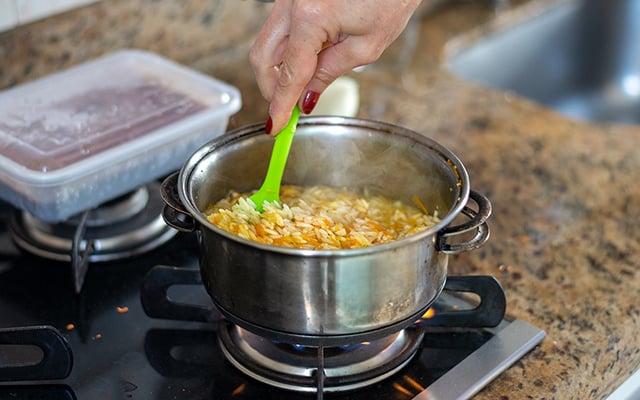 Quase ninguém faz assim, mas esse detalhe simples deixa o arroz integral muito mais soltinho e gostoso