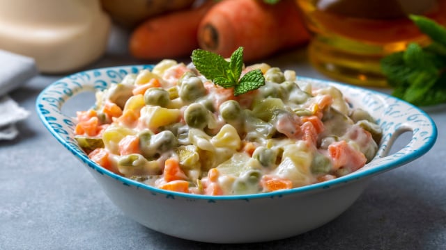 O chef Jordi Roca é categórico quanto a isso: "A melhor salada russa não é feita com maionese, mas sim com um molho de leite, suco de laranja, conhaque, Tabasco e páprica doce”