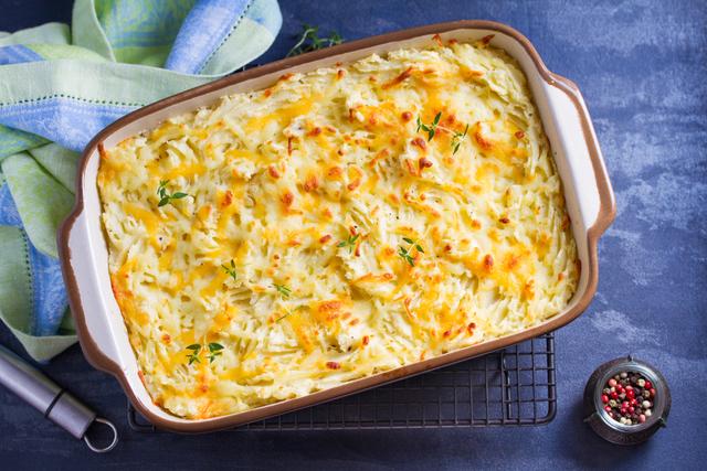 Frango, milho, cebola, requeijão e orégano: é tudo o que você precisa para preparar essa receita deliciosa (Créditos: TudoGostoso)