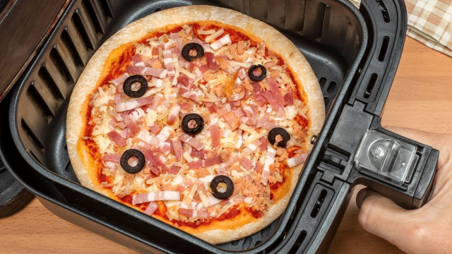 Essa receita de pizza na airfryer é mais rápida que delivery e fica uma delícia