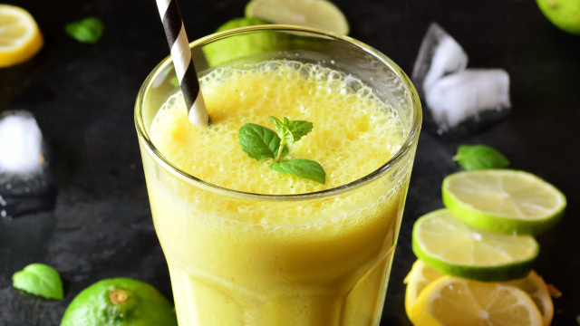 Nunca mais fiz limonada só com limão depois que aprendi a combinar com manga verde: fica cremosa e muito refrescante