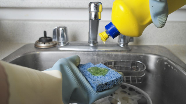 O que significa colocar vinagre no detergente: o truque simples que aprendi com a minha diarista para lavar pratos