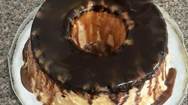 Um jeito mais saborosa de comer sorvete só com esse sorvete cremoso com cobertura de chocolate. (Créditos: TudoGostoso/Cristiane Aparecida)