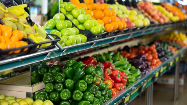 O primeiro lugar vai te surpreender: ranking revela os alimentos frescos com mais pesticidas em 2026