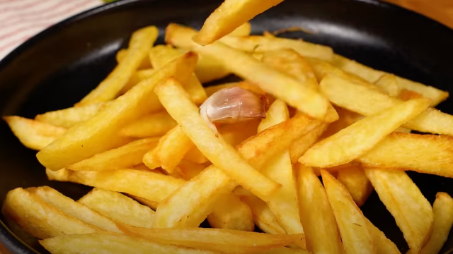 Batata frita na panela de pressão é a mais saborosa, crocante e sequinha que já comi na vida (e sem fazer bagunça na cozinha!)