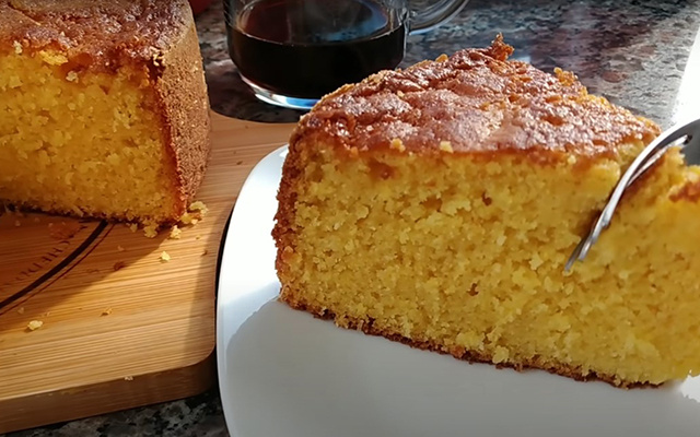 Bolo de milho fofinho, molhadinho e SEM TRIGO: receita fácil e rápida que sempre dá certo