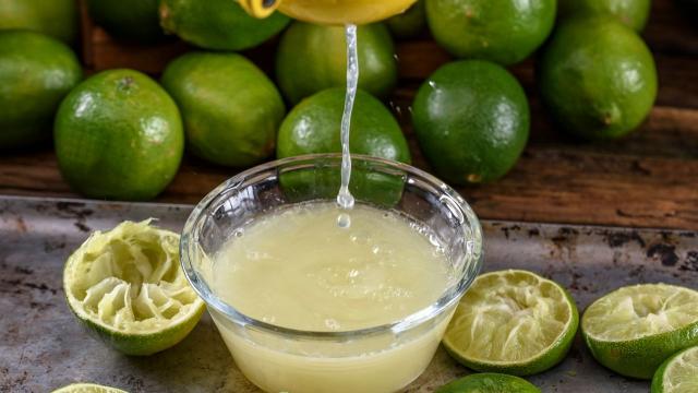 Será que o suco de limão reduz os níveis de açúcar no sangue? Descubra impacto da fruta na sua saúde