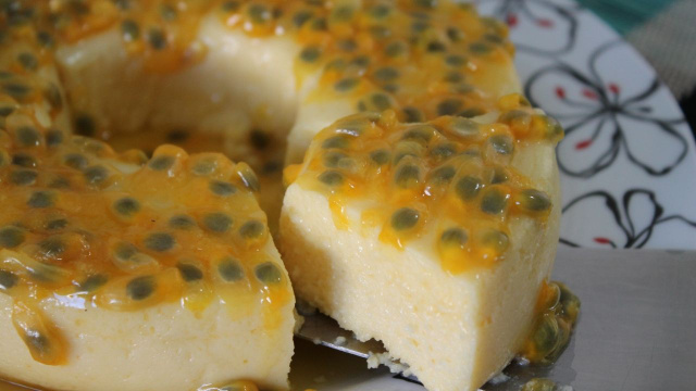 Os pudins de leite ficarão para trás com esse pudim de maracujá (Créditos: TudoGostoso)