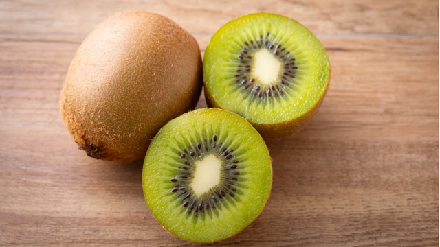 Por que os pesquisadores recomendam o consumo de dois kiwis por dia e quais são os efeitos na pele, no intestino e na saúde cardiovascular?