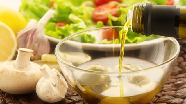 Essa é a quantidade de azeite de oliva que você deve consumir por dia para reduzir o risco de morte por doenças