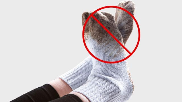 Como lavar meias sem esfregar nas mãos: molho em misturinha caseira limpa qualquer encardido (e olha que meus filhos andam de meia no quintal!)