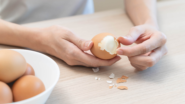 Testei alguns métodos e descobri que esse é o melhor ingrediente para que os ovos fiquem macios e fáceis de descascar