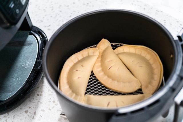 Receita de pastel saudável na air fryer para o lanche: veja como fazer e opções de recheios deliciosos