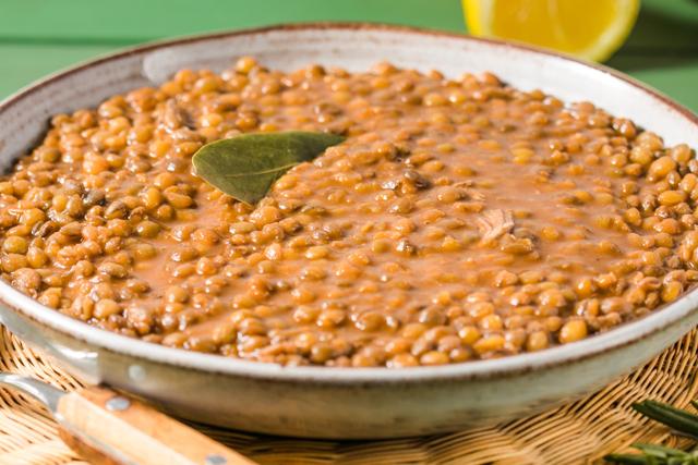 Sopa de lentilha com linguiça (Créditos: Shutterstock)