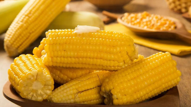 Pare de cozinhar milho em água pura: TudoGostoso ensina um truque simples para deixar os grãos doces e macios
