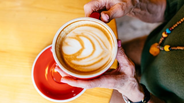 Será que os idosos devem beber café? Pesquisas relacionam Alzheimer e Parkinson, doenças comuns entre os idosos