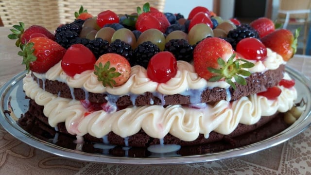 Naked cake com recheio cremoso decorado com frutas vermelhas e uvas (Créditos: TudoGostoso/Junior Crivelli)