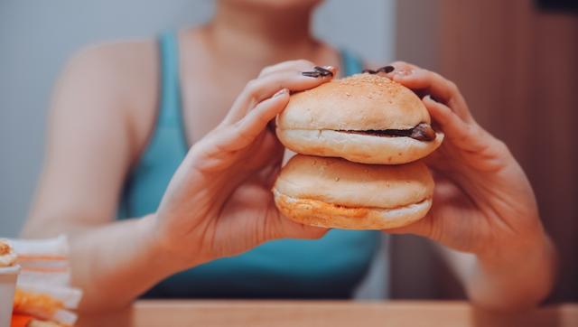 5 perguntas que você deve se fazer para descobrir se tem compulsão alimentar
