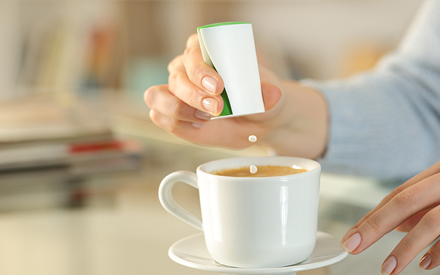 Trocar açúcar por sucralose pode enganar seu cérebro e te fazer comer mais