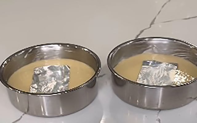 Por que as confeiteiras colocam um pedaço de papel-alumínio na massa de bolo crua antes de assar?