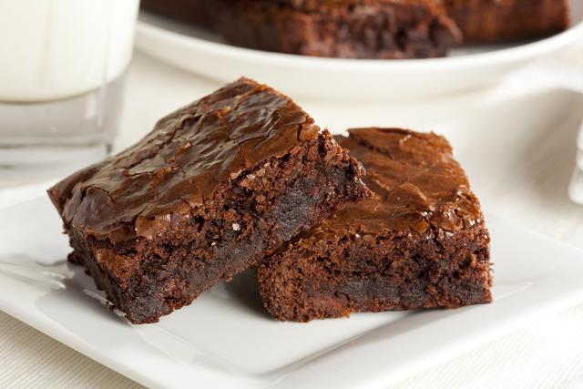 A airfryer é ótima para assar bolos como esse brownie incrível (Créditos: Shutterstock)