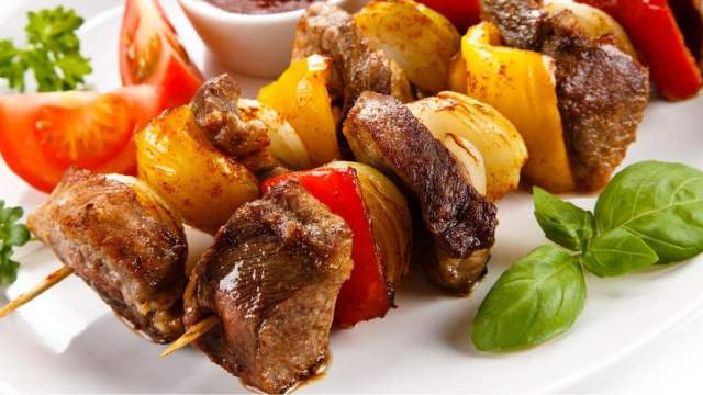 O espetinho misto é a entrada ideal para comer enquanto as carnes estão assando (Créditos: TudoGostoso)