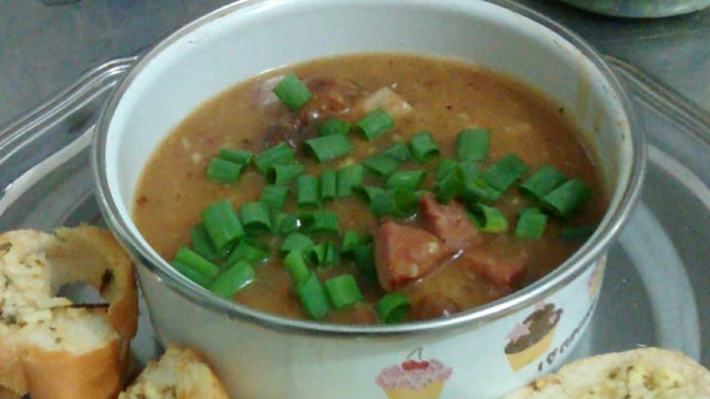 O caldo de aipim de calabresa e bacon fica ideal para estar em um jantar simples (Créditos: TudoGostoso/Cristiane Arbex)