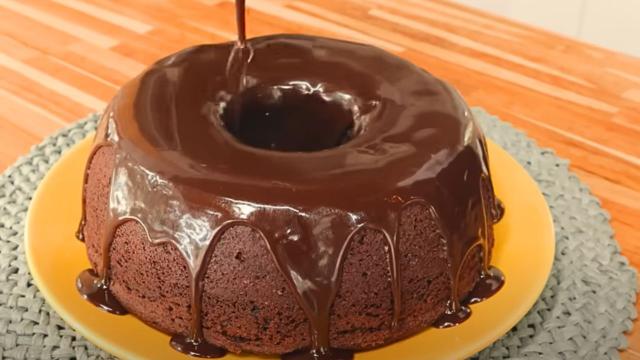 Esse bolo de café com chocolate é meu novo vício: fofinho e com uma calda perfeita