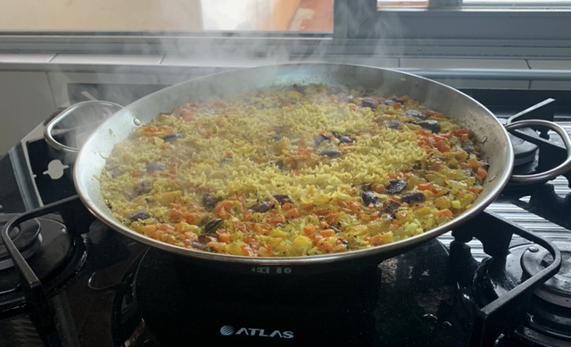 O acompanhamento perfeito para o almoço de Páscoa tem arroz e bacalhau na mesma travessa! Vem ver essa receita incrível!