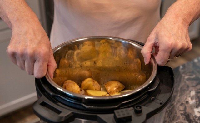 Pouca gente sabe, mas a panela de pressão elétrica faz receitas elaboradas com um clique