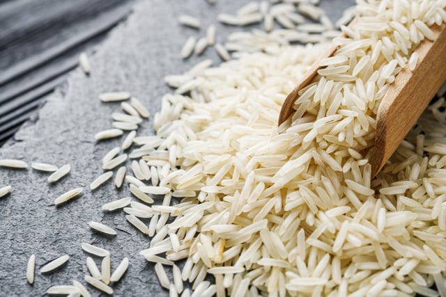 Arroz basmati cru com grãos finos e longos (Créditos: Shutterstock)