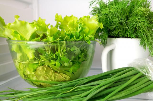 Como manter as verduras frescas na geladeira por mais tempo sem murchar