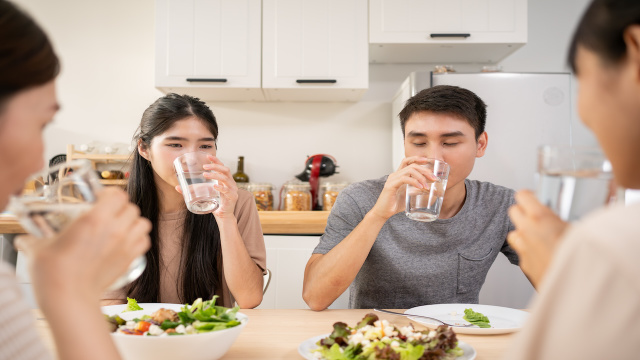 Aprendi com um especialista em microbiota que beber água no almoço faz mal e muita gente nem imagina