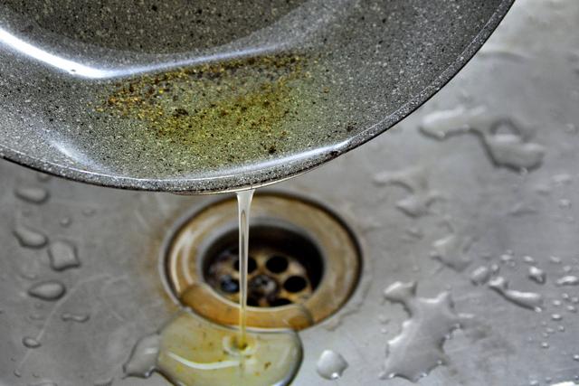 Não jogue óleo e gorduras pelo ralo da pia: truque com papel-alumínio ou saco plástico é a solução simples para evitar gasto extra na cozinha