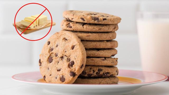 Desde que aprendi a fazer cookie sem manteiga quase nunca sobra quando tiro do forno; é menos gorduroso, mas muito macio!