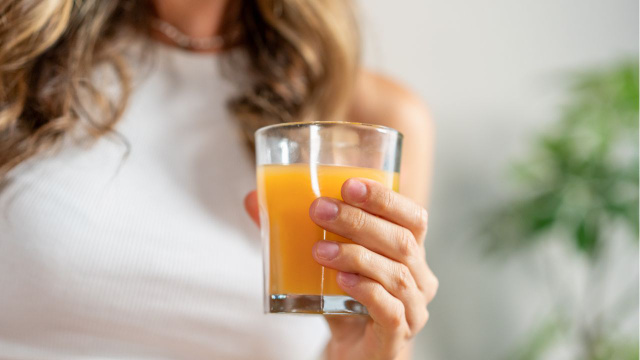 A bebida de café da manhã que nutre a pele de dentro para fora: receita que aprendi com uma nutricionista é um ritual de colágeno