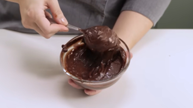 Ao emulsionar o brigadeiro no liquidificador antes de levar para a geladeira, ele ficará ainda mais cremoso e bonito (Créditos: Reprodução / YouTube @plantlife.school)