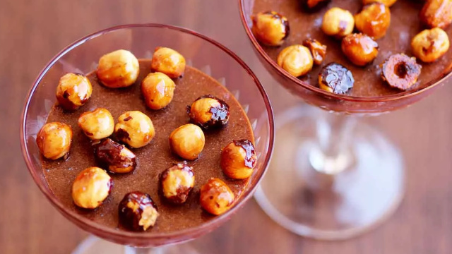 Essa mousse de chocolate com café e avelã é a combinação perfeita: doce na medida certa, não fica enjoativo e derrete na boca