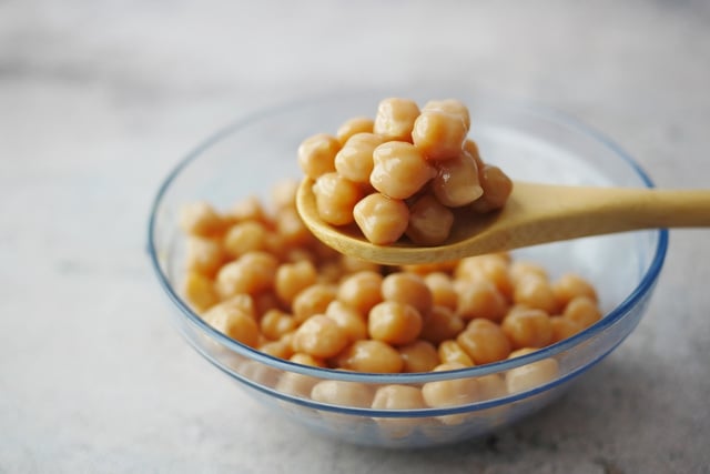 Esta receita de grão-de-bico, que pode ser preparada em poucos minutos, combina abacate, tomate, pepino e queijo