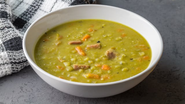 A sopa de ervilha fica muito mais gostosa quando você tempera desse jeito: fiz pela primeira vez e não acreditei na diferença!
