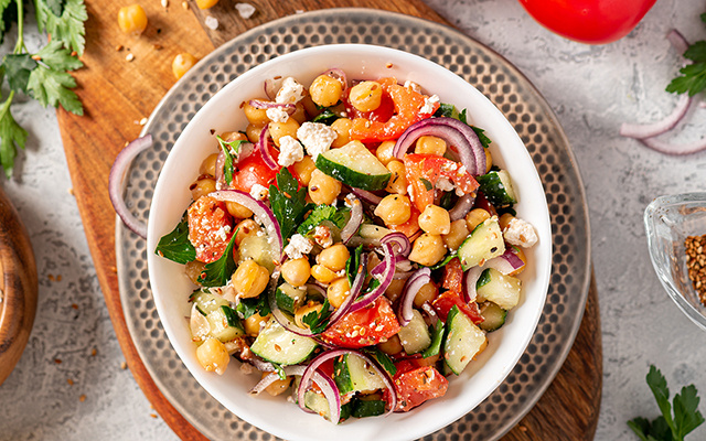 Nem toda salada precisa ser sem graça e essa receita de grão-de-bico com molho curry comprova isso!