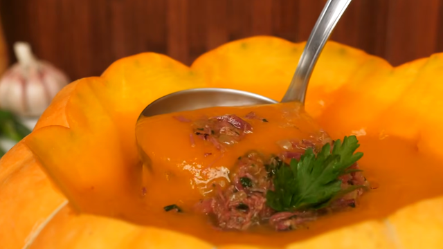 Parece de restaurante: como fazer sopa de abóbora cremosa com carne seca servida na própria casca, um passo a passo fácil para um jantar especial