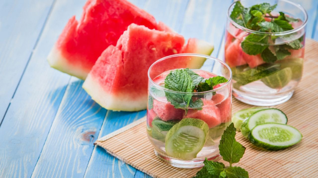 Suco detox de melancia e pepino em copo com folhas de hortelã (Créditos: TudoGostoso)