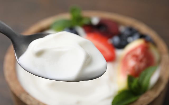 Iogurte grego é saudável? Veja o que olhar no rótulo antes de comprar para escolher melhor