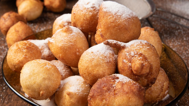 Bolinho de chuva SEM FARINHA DE TRIGO crocante por fora e cremoso por dentro: você escolhe a receita com ou sem banana