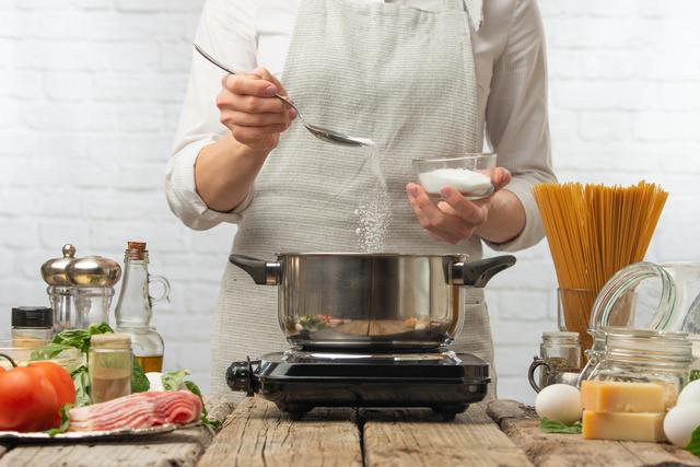 2 truques com sal que vão MUDAR sua vida na cozinha para sempre!