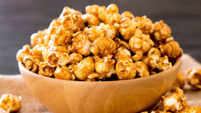 Nunca mais queimei panela fazendo pipoca doce caramelizada depois que comecei a fazer essa receita, é tão fácil e fica igual de pipoqueiro!
