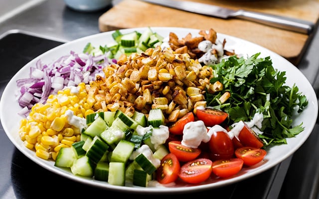 Salada crocante com molho especial: a receita que vai fazer você esquecer o prato principal