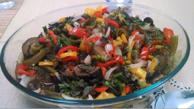 A salada de berinjela ao forno é para aquecer o paladar com muito sabor (Créditos: TudoGostoso/Juliana)