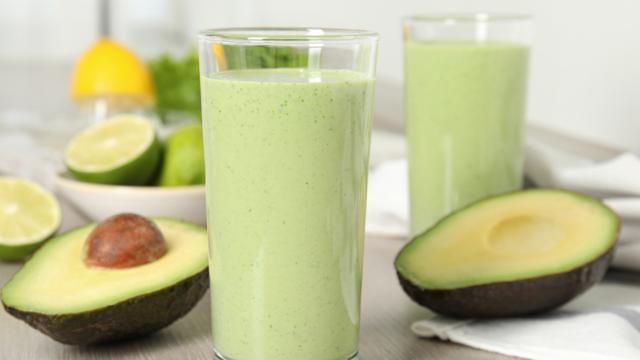 Vitamina de abacate: os benefícios e como fazer esse suco cremoso de um jeito delicioso